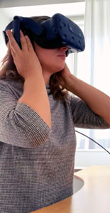 Kvinde med virtual reality briller